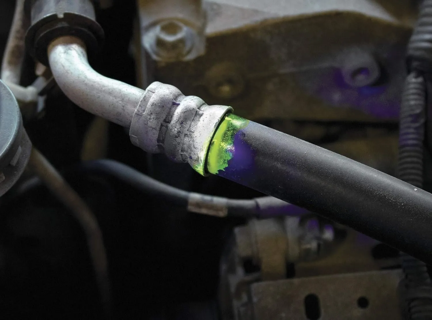LF500CS Cordless LED Leak Detection Flashlight Kit - Up to 5' Range, Violet LED Light, Compact Design, Fluorescent Enhancing Glasses, 3 AAA Batteries